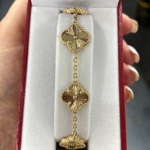 14k yellow gold flower bracelet. Solid 14k gold. Weighs around 11g